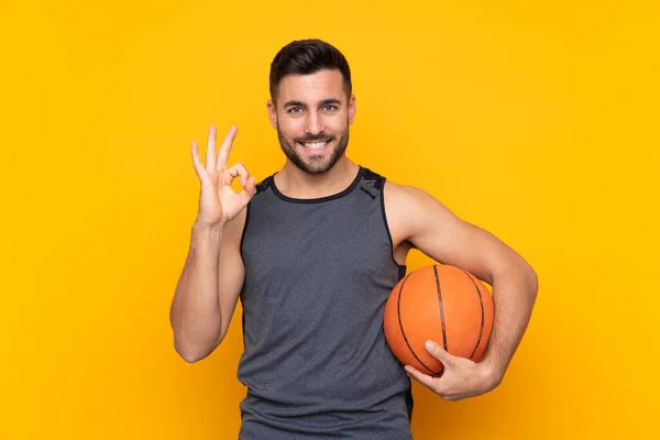 Pemuda Pemain Basket Tampan Atas Dinding Putih Yang Terisolasi Menunjukkan — Stok Foto