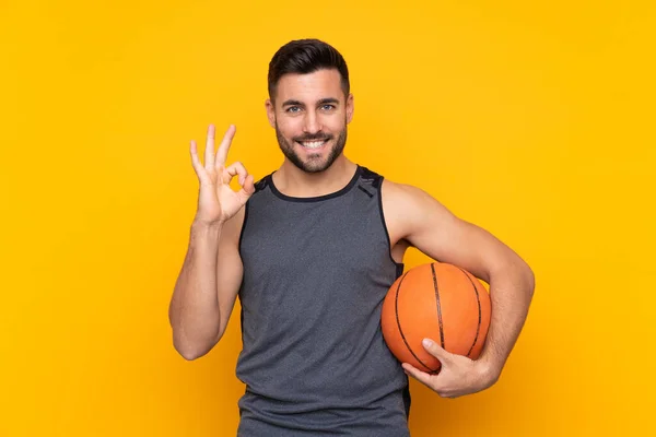 Guapo Joven Jugador Baloncesto Hombre Sobre Aislado Blanco Pared Mostrando — Foto de Stock