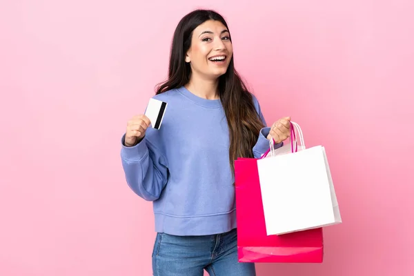 Jeune Fille Brune Sur Fond Rose Isolé Tenant Des Sacs — Photo