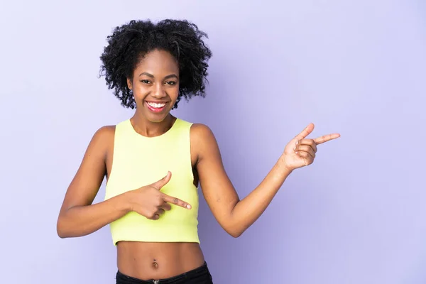 Young African American Woman Isolated Purple Background Surprised Pointing Side — Stock Photo, Image