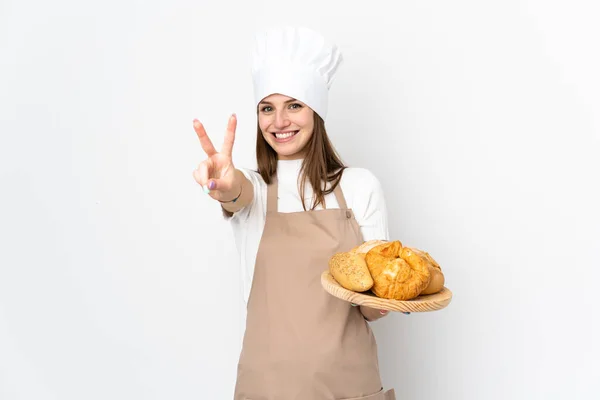 요리사 제복을 여자가 배경에서 웃으며 승리의 표시를 고립되어 있었다 — 스톡 사진