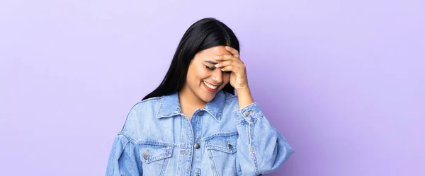 Ung Latinamerikansk Kvinna Över Isolerad Bakgrund Skrattar — Stockfoto