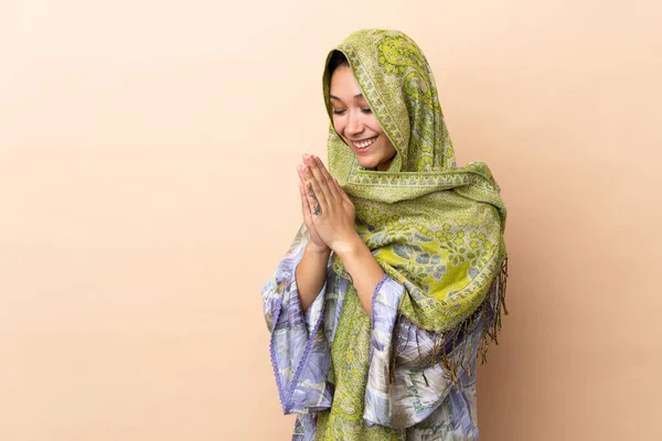 Femme Indienne Isolée Sur Fond Beige Garde Paume Ensemble Personne — Photo