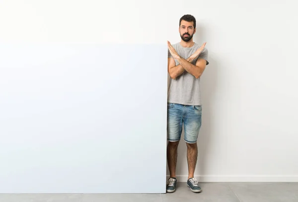 Jovem Homem Bonito Com Barba Segurando Grande Cartaz Azul Vazio — Fotografia de Stock