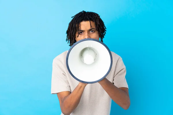 Jovem Afro Americano Sobre Fundo Azul Isolado Gritando Através Megafone — Fotografia de Stock