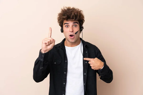 Hombre Telemarketer Trabajando Con Auricular Sobre Fondo Aislado Con Expresión —  Fotos de Stock