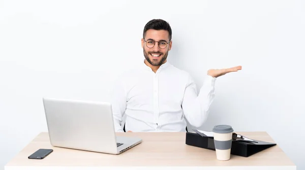 Joven Empresario Lugar Trabajo Con Espacio Copia Imaginario Palma Mano — Foto de Stock