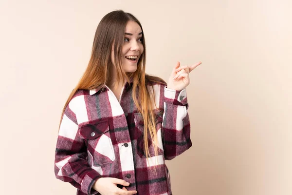 Mujer Joven Caucásica Aislada Sobre Fondo Beige Con Intención Realizar —  Fotos de Stock