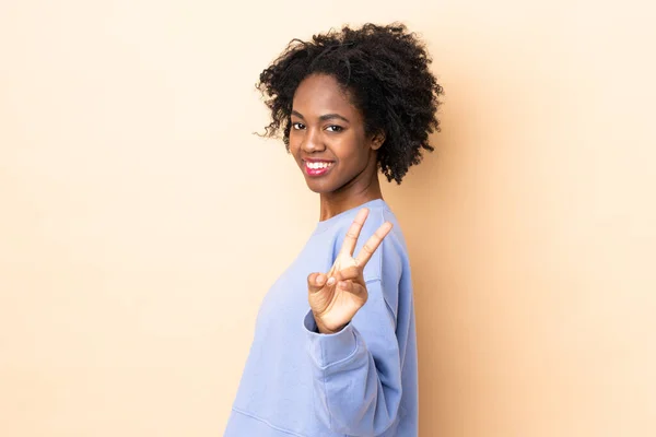 Young African American Woman Isolated Beige Background Smiling Showing Victory — Stock Photo, Image