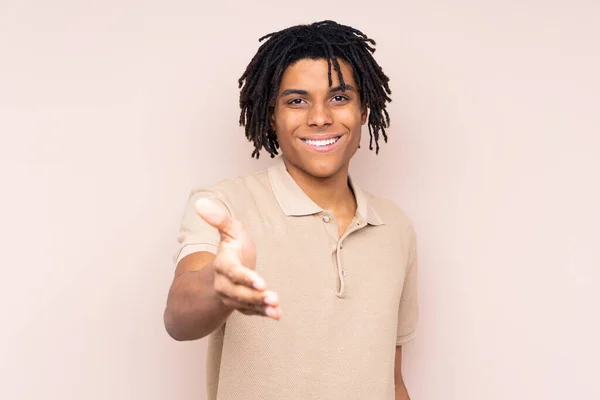 Jovem Afro Americano Homem Sobre Isolado Fundo Handshaking Depois Bom — Fotografia de Stock