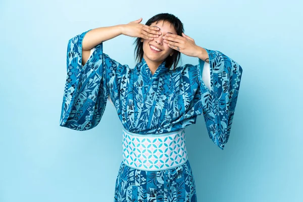 Mujer Joven Usando Kimono Sobre Fondo Azul Aislado Cubriendo Los —  Fotos de Stock