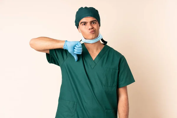 Cirujano Uniforme Azul Sobre Fondo Aislado Mostrando Pulgar Hacia Abajo — Foto de Stock