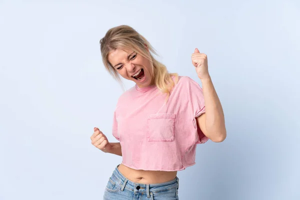 Blond Vrouw Geïsoleerde Blauwe Achtergrond Vieren Van Een Overwinning — Stockfoto