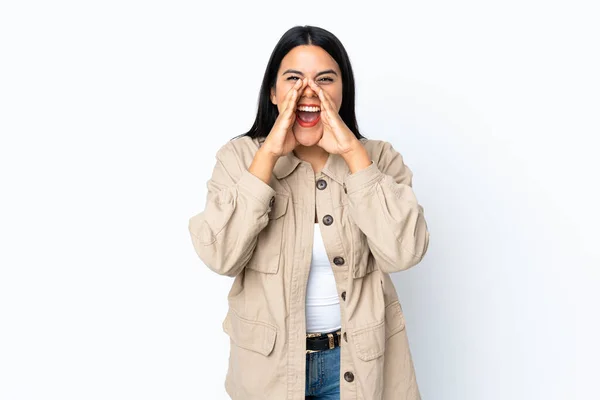 Giovane Donna Latina Isolata Sfondo Bianco Urlando Annunciando Qualcosa — Foto Stock