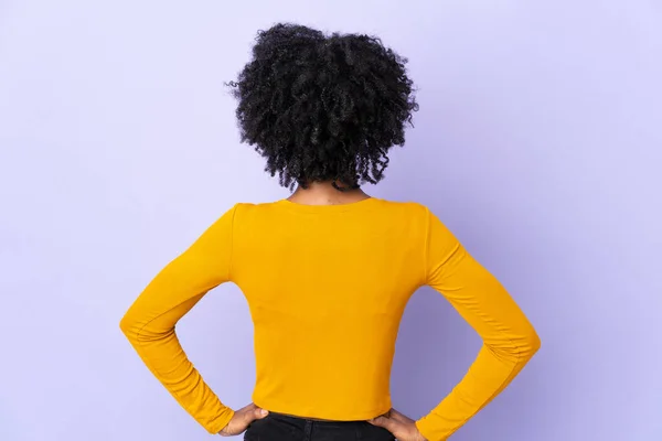Jeune Femme Afro Américaine Isolée Sur Fond Violet Position Arrière — Photo