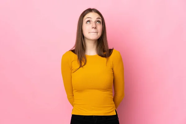 Mulher Caucasiana Jovem Isolado Fundo Rosa Olhando Para Cima — Fotografia de Stock