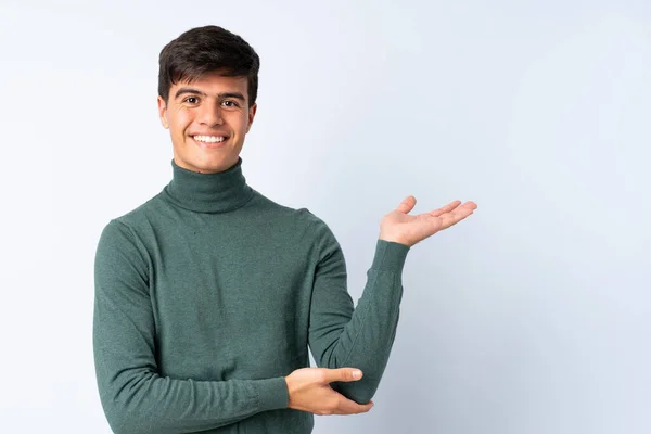 Bonito Homem Sobre Fundo Azul Isolado Estendendo Mãos Para Lado — Fotografia de Stock