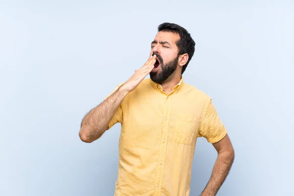 Junger Mann Mit Bart Über Isoliertem Blauem Hintergrund Gähnt Und — Stockfoto