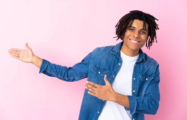 Jovem Afro Americano Com Camisa Jean Sobre Fundo Rosa Isolado — Fotografia de Stock