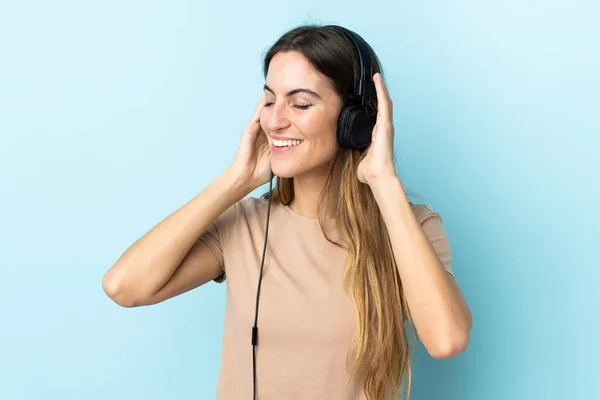 Jovem Caucasiana Isolada Fundo Rosa Ouvindo Música Cantando — Fotografia de Stock