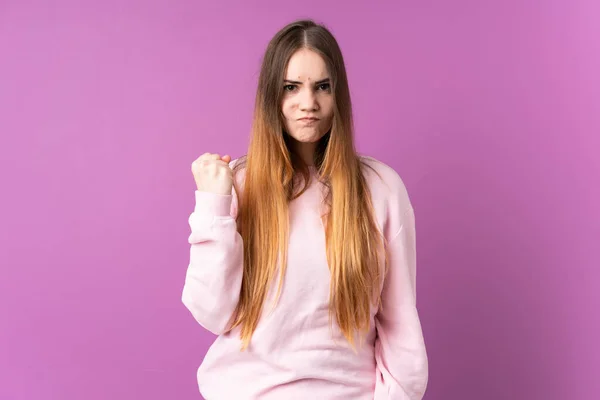 紫色の背景に不幸な表情で孤立した若い白人女性 — ストック写真