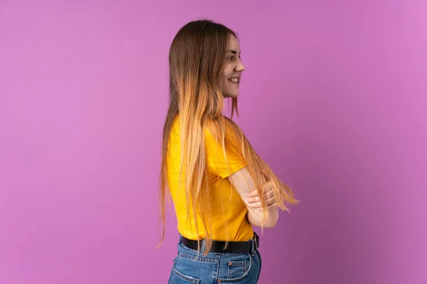 Jeune Femme Caucasienne Isolée Sur Fond Violet Position Latérale — Photo