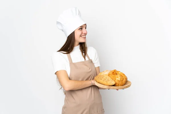 身穿厨师制服的年轻女子被白色背景隔离 从侧面看去 — 图库照片