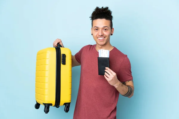 Hombre Caucásico Sobre Fondo Azul Aislado Vacaciones Con Maleta Pasaporte — Foto de Stock