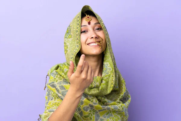 Indische Frau Isoliert Auf Lila Hintergrund Einladend Mit Hand Kommen — Stockfoto