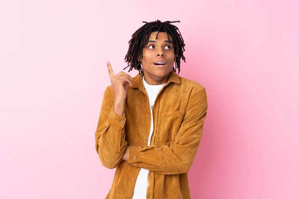 Junger Afroamerikanischer Mann Mit Cordjacke Über Isoliertem Rosa Hintergrund Denkt — Stockfoto