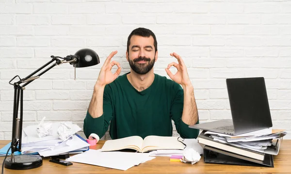 Estudante Pose Zen — Fotografia de Stock