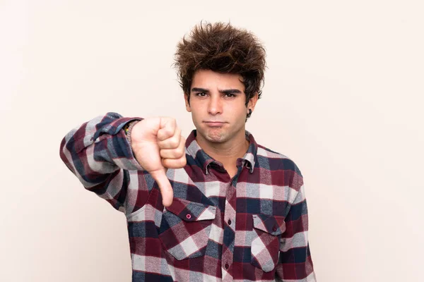 Jonge Blanke Man Toont Duim Naar Beneden Met Negatieve Uitdrukking — Stockfoto
