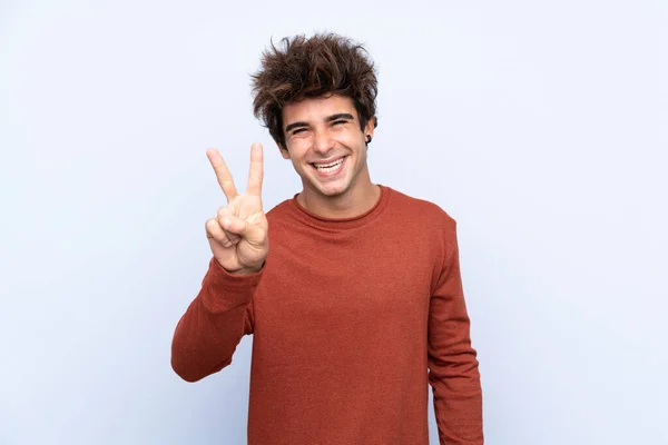 Joven Hombre Caucásico Sobre Fondo Azul Aislado Sonriendo Mostrando Signo —  Fotos de Stock