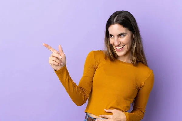 Mulher Branca Jovem Sobre Fundo Isolado Apontando Dedo Para Lado — Fotografia de Stock