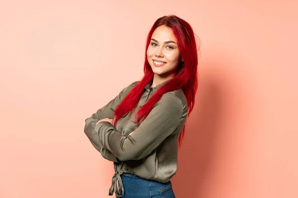 Teenager Κόκκινο Κορίτσι Μαλλιά Απομονώνονται Ροζ Φόντο Χέρια Σταυρωμένα Και — Φωτογραφία Αρχείου