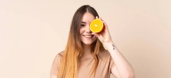 Ung Kaukasisk Kvinna Som Håller Orange — Stockfoto