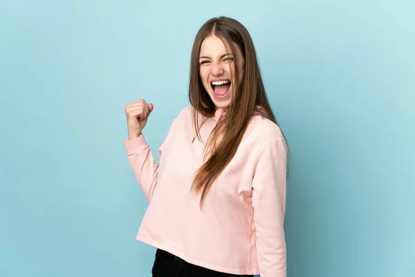 Joven Mujer Caucásica Aislada Sobre Fondo Azul Celebrando Una Victoria —  Fotos de Stock