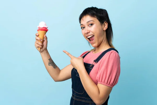 Νεαρή Ουρουγουανή Κοπέλα Κρατώντας Ένα Παγωτό Κορνέτα Πάνω Από Απομονωμένο — Φωτογραφία Αρχείου