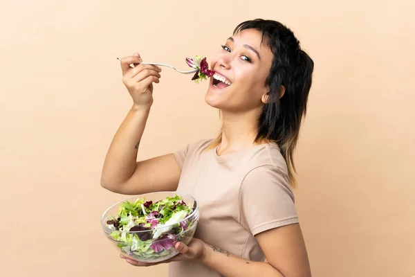 Jonge Uruguayaanse Vrouw Met Salade Geïsoleerde Muur — Stockfoto