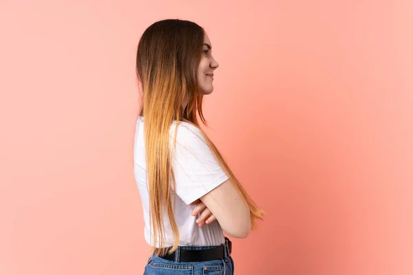 Jeune Femme Caucasienne Isolée Sur Fond Rose Position Latérale — Photo