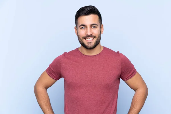 Jeune Homme Beau Avec Barbe Sur Fond Bleu Isolé Posant — Photo