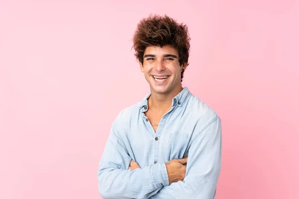 Mladý Kavkazský Muž Džínovou Košilí Přes Izolované Růžové Pozadí Zkříženými — Stock fotografie
