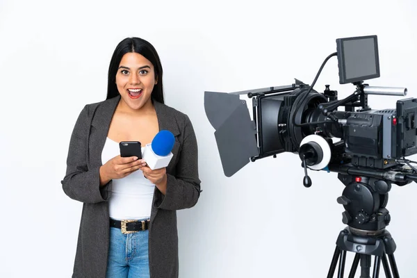 Reporter Wanita Kolombia Memegang Mikrofon Dan Melaporkan Berita Latar Belakang — Stok Foto