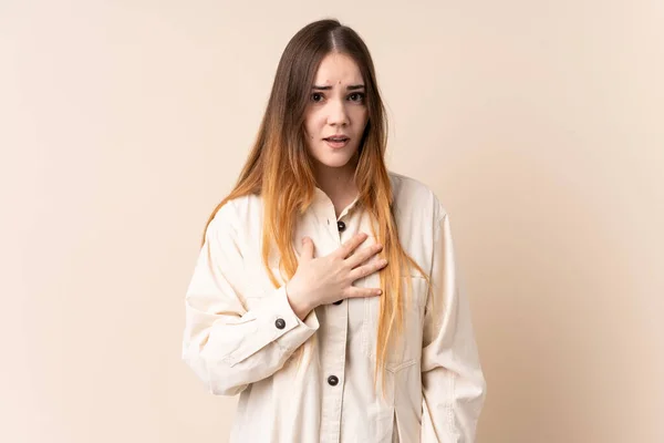 Jonge Kaukasische Vrouw Geïsoleerd Beige Achtergrond Wijzend Zichzelf — Stockfoto