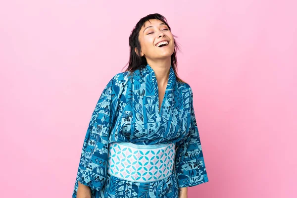 Junge Frau Trägt Kimono Vor Isoliertem Blauen Hintergrund Und Lacht — Stockfoto
