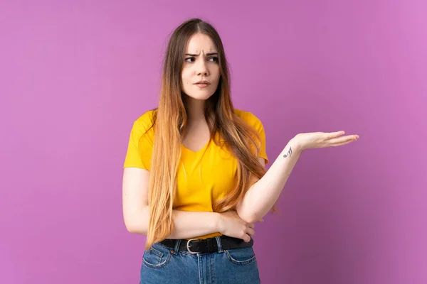 Mujer Joven Caucásica Aislada Sobre Fondo Púrpura Haciendo Gesto Dudas — Foto de Stock