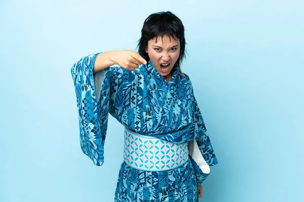Mujer Joven Vistiendo Kimono Sobre Aislado Fondo Azul Frustrado Señalando —  Fotos de Stock