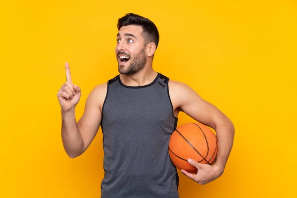 Hombre Sobre Fondo Amarillo Aislado Jugando Baloncesto Teniendo Una Idea —  Fotos de Stock