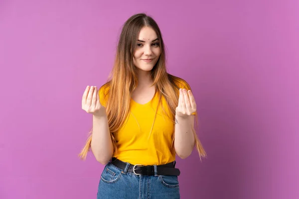 Jovem Mulher Caucasiana Isolado Fundo Roxo Fazendo Gesto Dinheiro — Fotografia de Stock