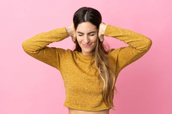 Giovane Donna Caucasica Isolata Sfondo Rosa Frustrato Coprendo Orecchie — Foto Stock